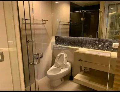 Купатило; плочице, реновиран, природно светло, модерни стил