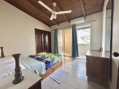 Dormitorio; vigas de madera, suelo de baldosas, luz natural
