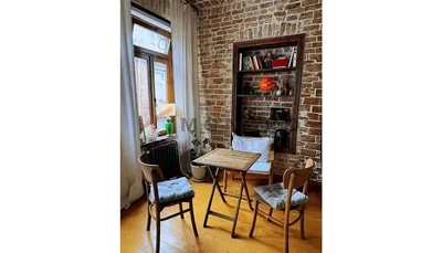 Дневна соба; дрвени под, природно светло, рустикални стил