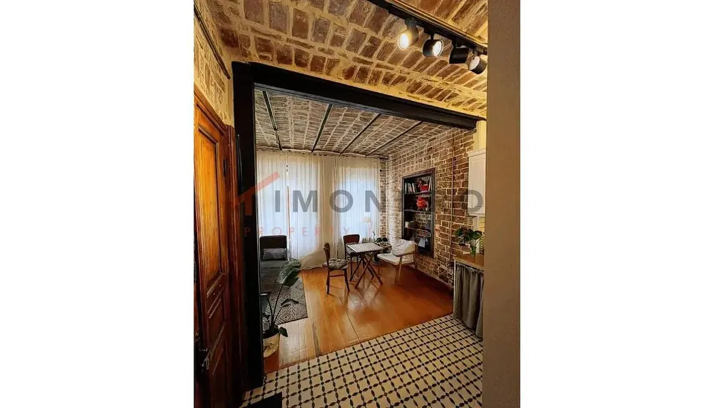 Oturma odası; ahşap zemin, doğal ışık