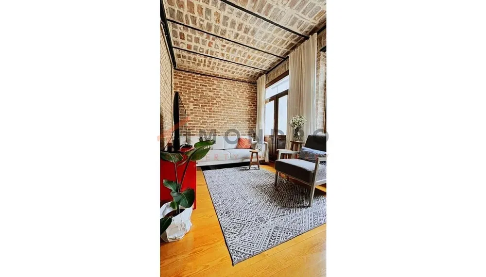 Дневна соба; дрвени под, природно светло, рустикални стил