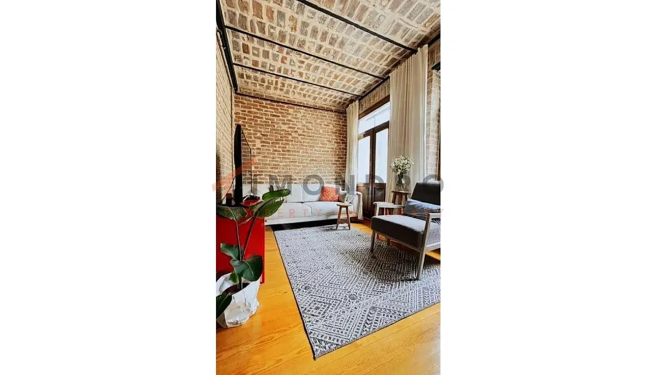 Дневна соба; дрвени под, природно светло, рустикални стил