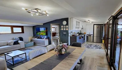 Дневна соба; поглед, кухињски апарати, природно светло, модерни стил, дрвени под, плочице