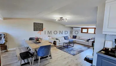 Oturma odası; ahşap zemin, doğal ışık, modern stil