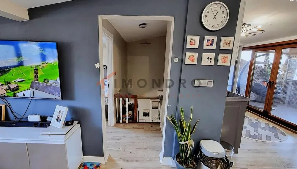 Дневна соба; плочице, природно светло, модерни стил