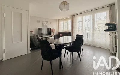 Oturma odası; doğal ışık, modern stil