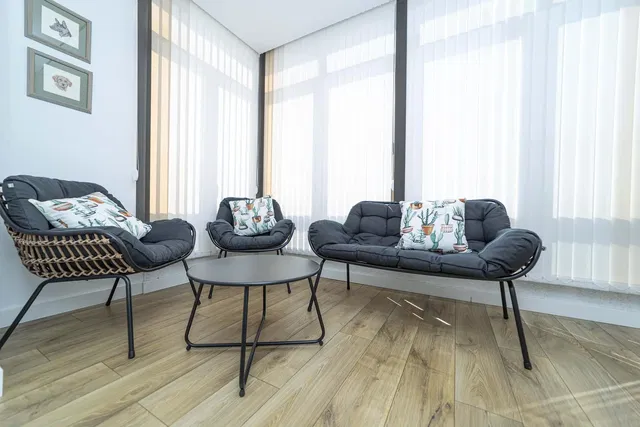 Dnevna soba; prirodno svjetlo, moderni stil, drveni pod