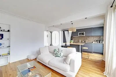 Wohnzimmer; blick, moderner stil, holzboden, tageslicht