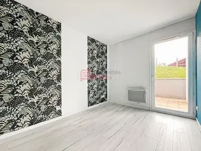 Дневна соба; природно светло, дрвени под