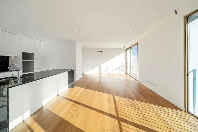 Кухиња; дрвени под, природно светло, модерни стил