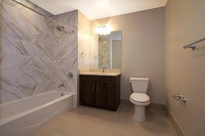 Banyo; fayans zemin, doğal ışık, tadilatlı