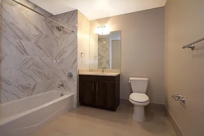 Banyo; fayans zemin, doğal ışık, tadilatlı