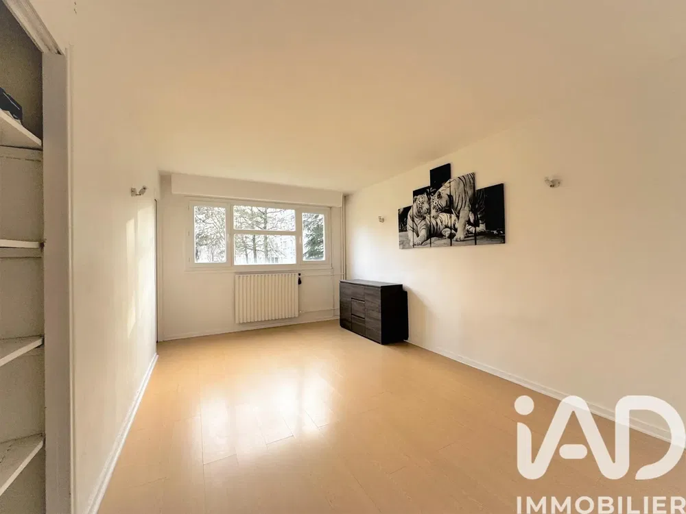 Yatak odası; doğal ışık, fayans zemin