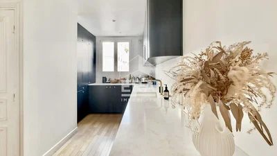 Mutfak; mutfak aletleri, doğal ışık, modern stil, ahşap zemin