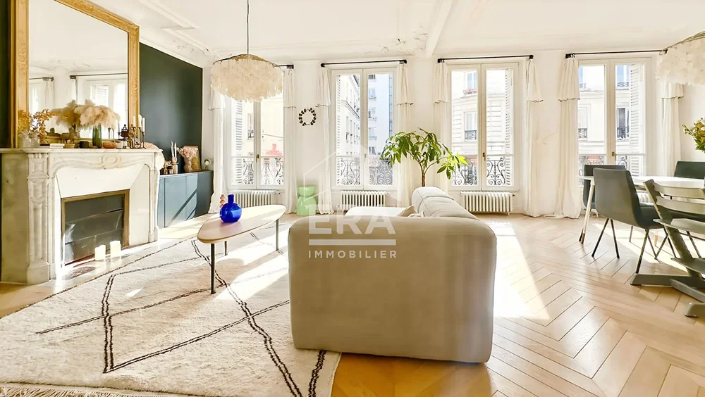 Oturma odası; manzara, şömine, doğal ışık, modern stil, ahşap zemin