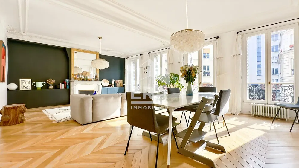 Oturma odası; manzara, ahşap zemin, doğal ışık, modern stil