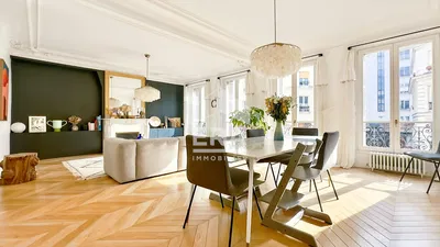 Oturma odası; manzara, ahşap zemin, doğal ışık, modern stil