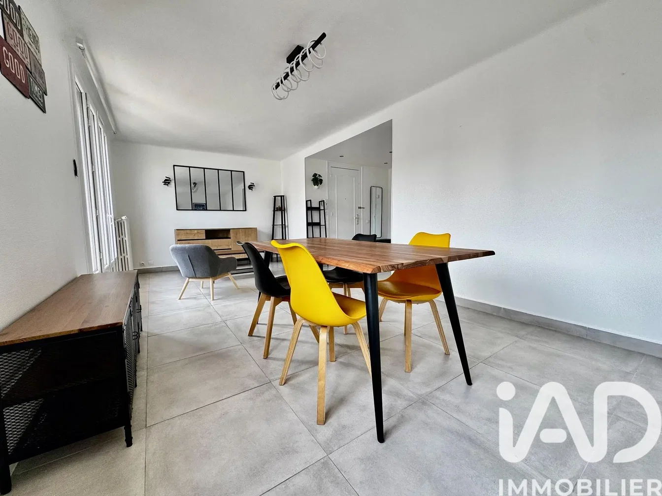 Jídelna; dlažba, moderní styl, přirozené světlo, po rekonstrukci
