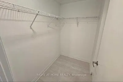 Соба; дрвени под, реновиран