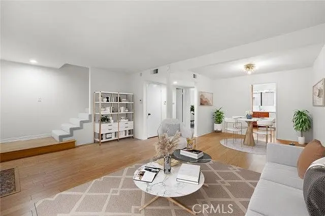 Oturma odası; doğal ışık, modern stil, ahşap zemin