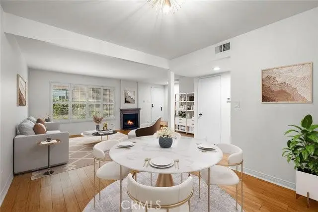 Oturma odası; doğal ışık, ahşap zemin, şömine, modern stil