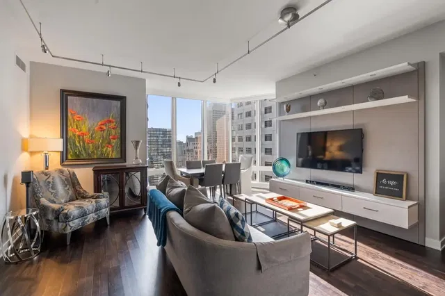 Wohnzimmer; blick, holzboden, tageslicht, moderner stil