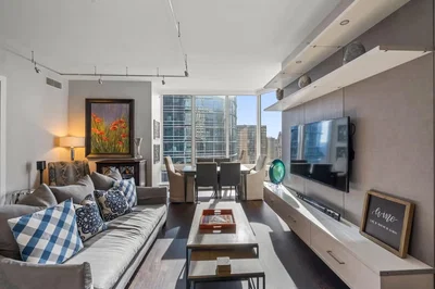 Oturma odası; manzara, ahşap zemin, doğal ışık, modern stil