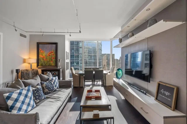 Wohnzimmer; blick, holzboden, tageslicht, moderner stil