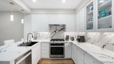 Kuhinja; kuhinjski aparati, prirodno svjetlo, moderni stil, renoviran