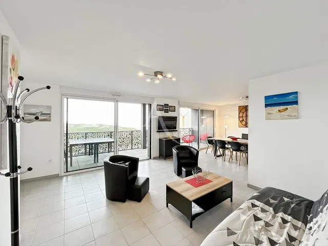 Woonkamer; uitzicht, tegelvloer, natuurlijk licht, moderne stijl