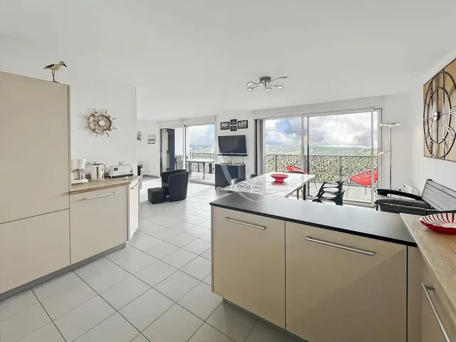 Woonkamer; uitzicht, tegelvloer, natuurlijk licht