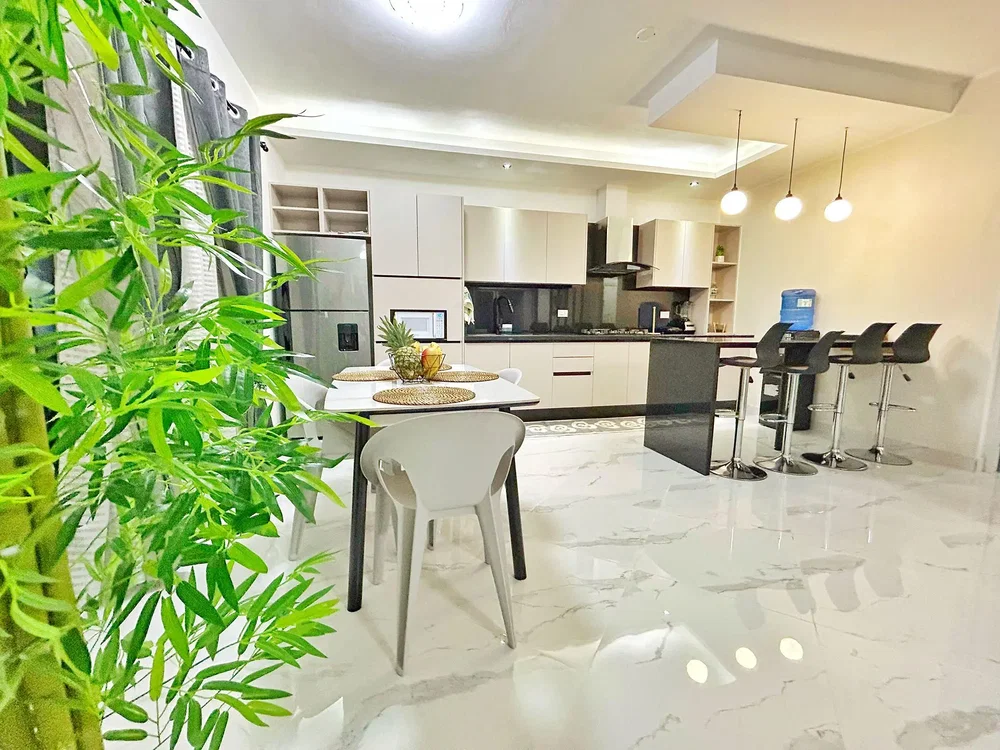 Cuisine; électroménager, carrelage, lumière naturelle, style moderne