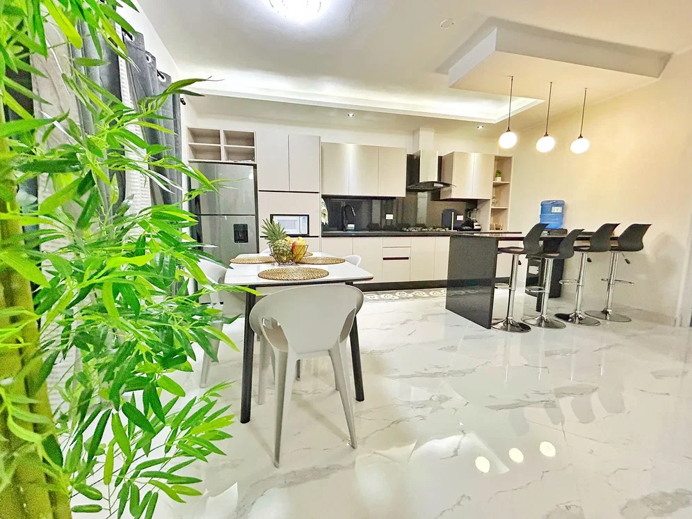 Cuisine; électroménager, carrelage, lumière naturelle, style moderne