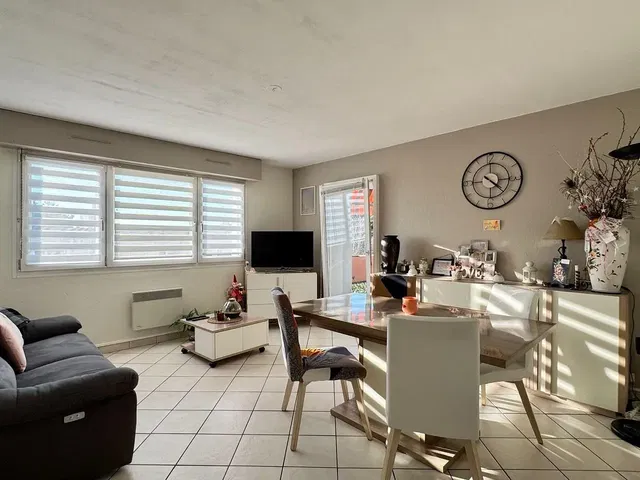 Woonkamer; tegelvloer, natuurlijk licht