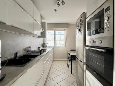 Кухиња; кухињски апарати, плочице, природно светло