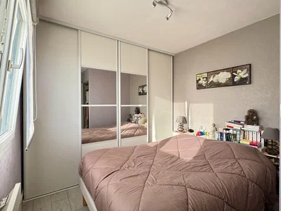 Спаваћа соба; природно светло, модерни стил