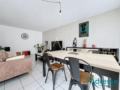 Дневна соба; плочице, природно светло