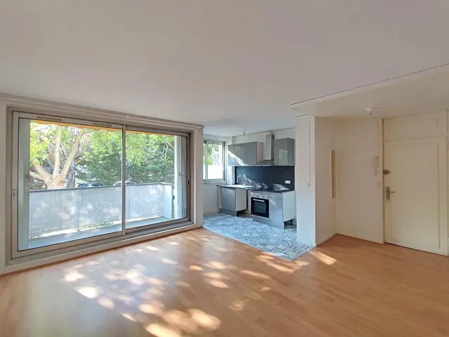 Woonkamer; uitzicht, houten vloer, natuurlijk licht