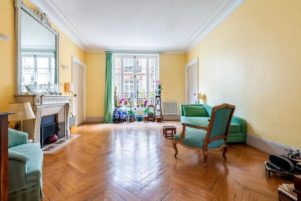 Woonkamer; open haard, houten vloer, natuurlijk licht, rustieke stijl