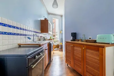 Keuken; keukenapparatuur, houten vloer, natuurlijk licht, moderne stijl