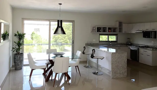 Cucina; vista, elettrodomestici, luce naturale, pavimento in piastrelle, stile moderno