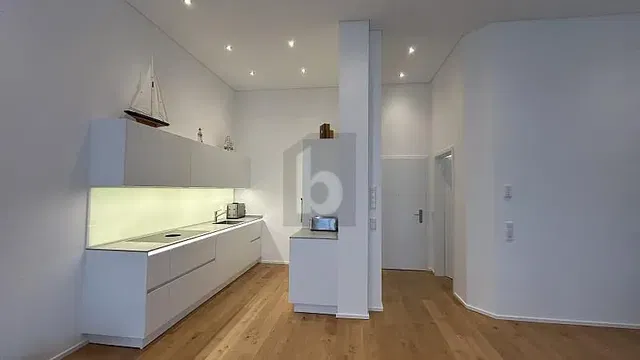 Keuken; houten vloer, natuurlijk licht, moderne stijl