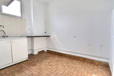 Cuisine; carrelage, nécessite rénovation