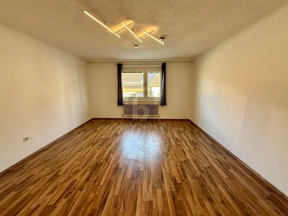 Υπνοδωμάτιο; ξύλινο πάτωμα, φυσικό φως