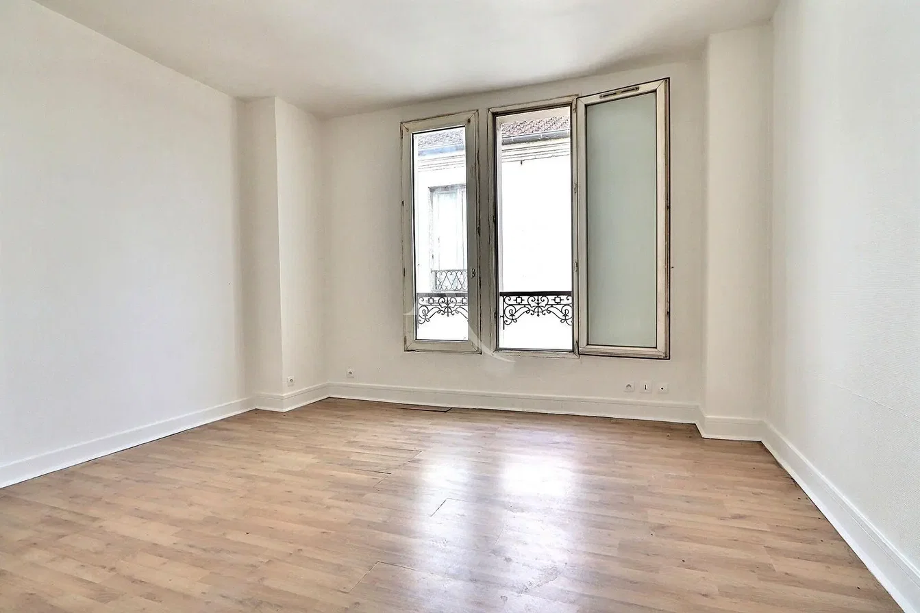 Chambre; vue, parquet, lumière naturelle