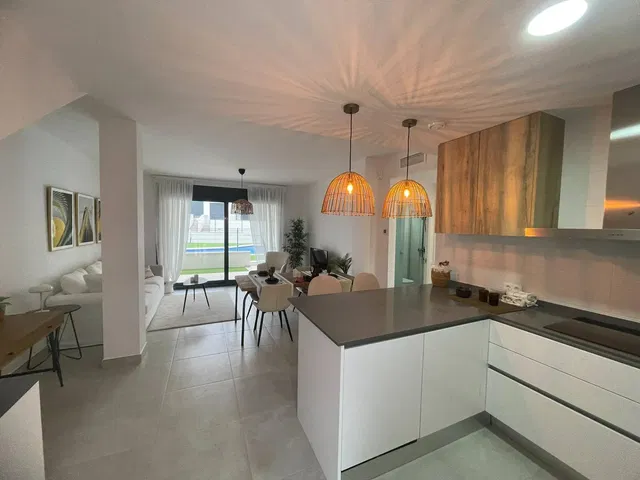 Cocina; vista, suelo de baldosas, luz natural, estilo moderno