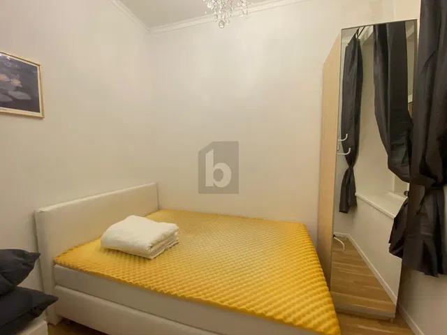 Υπνοδωμάτιο; ξύλινο πάτωμα, φυσικό φως, μοντέρνο στυλ