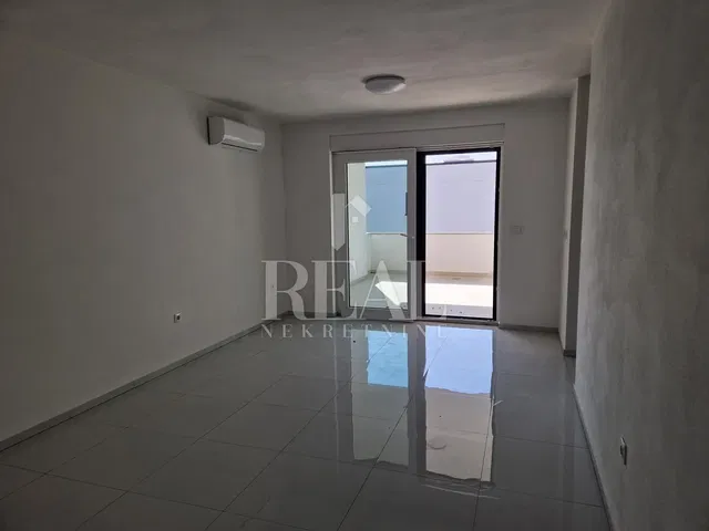 Obývačka; dlažba, výhľad, po rekonštrukcii, prirodzené svetlo