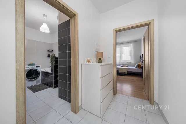 Badezimmer; fliesenboden, tageslicht