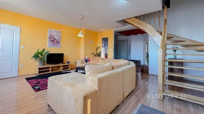 Dnevni boravak; prirodna svjetlost, drveni pod, moderan stil